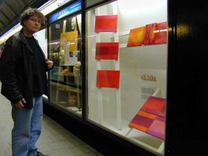 Ulli vor dem Schaukasten von Bildwechsel mit Rotem Mantra in der U-Bahnstation vom Hamburger Hauptbahnhof